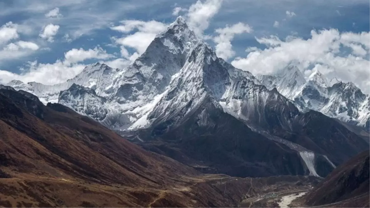 Dünyanın En Yüksek Noktası Everest\'in Yüksekliği Yeniden Ölçülecek