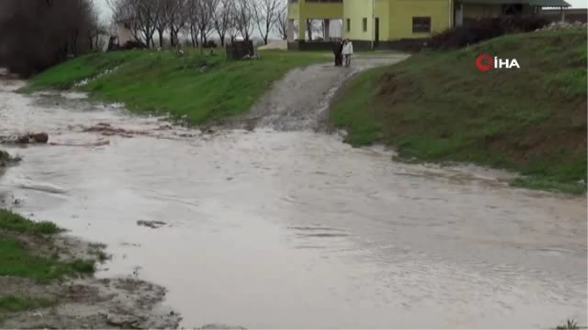 Elazığ\'da Şiddetli Yağış Sonrası Dere Taştı, Yol Kapandı