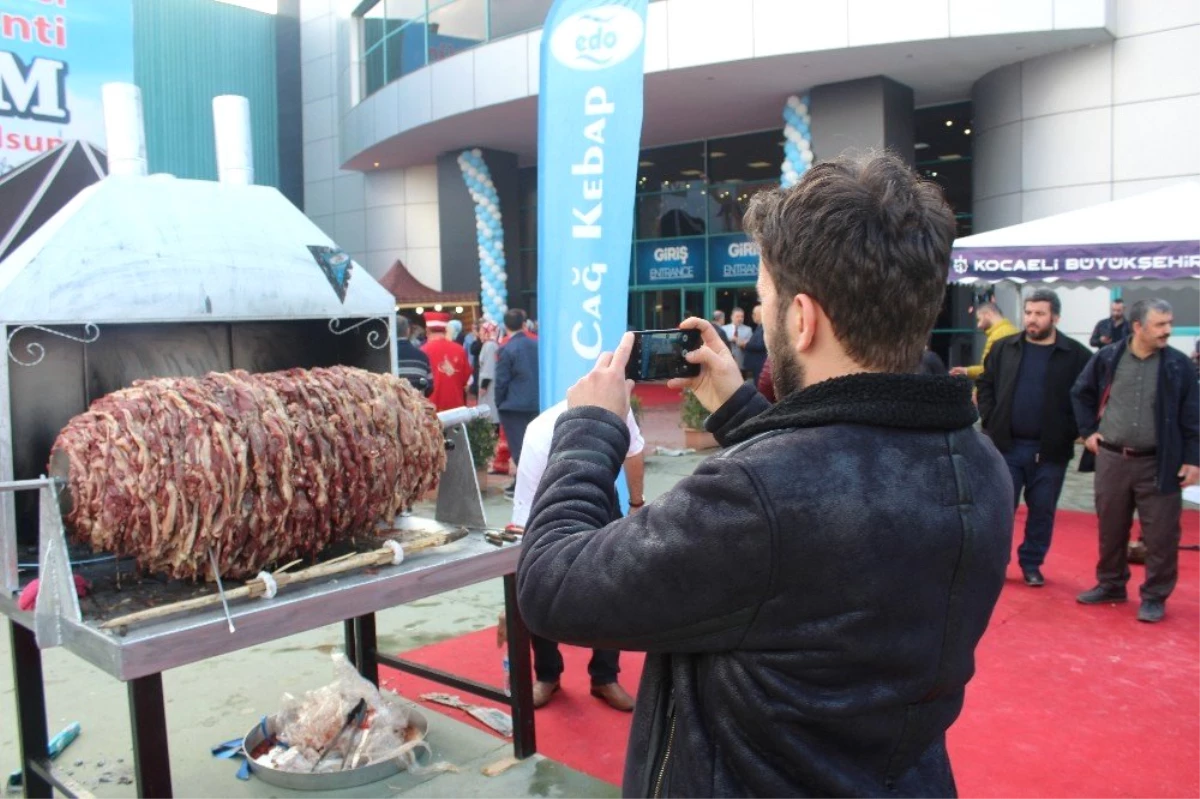 Erzurumlular 650 Kiloluk Cağ Kebabı ile Kocaeli\'de Rekor Kırdı