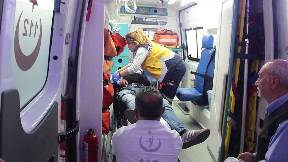 Eşini Darp Ederken Düşerek Yaralandı