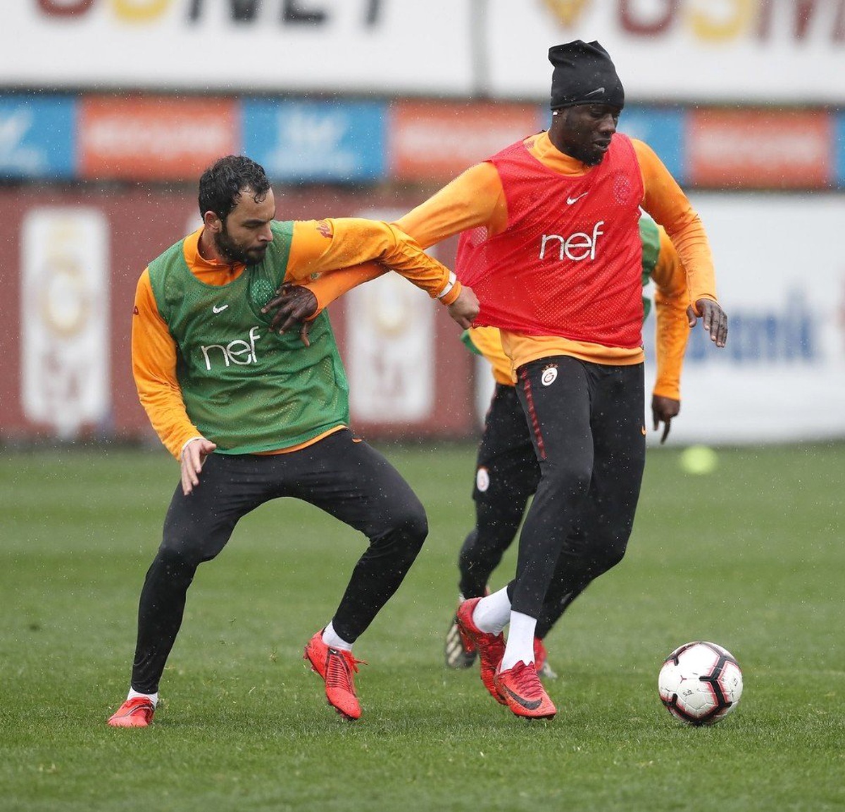 Galatasaray Yağmur Altında Derbi Çalışmalarını Sürdürdü