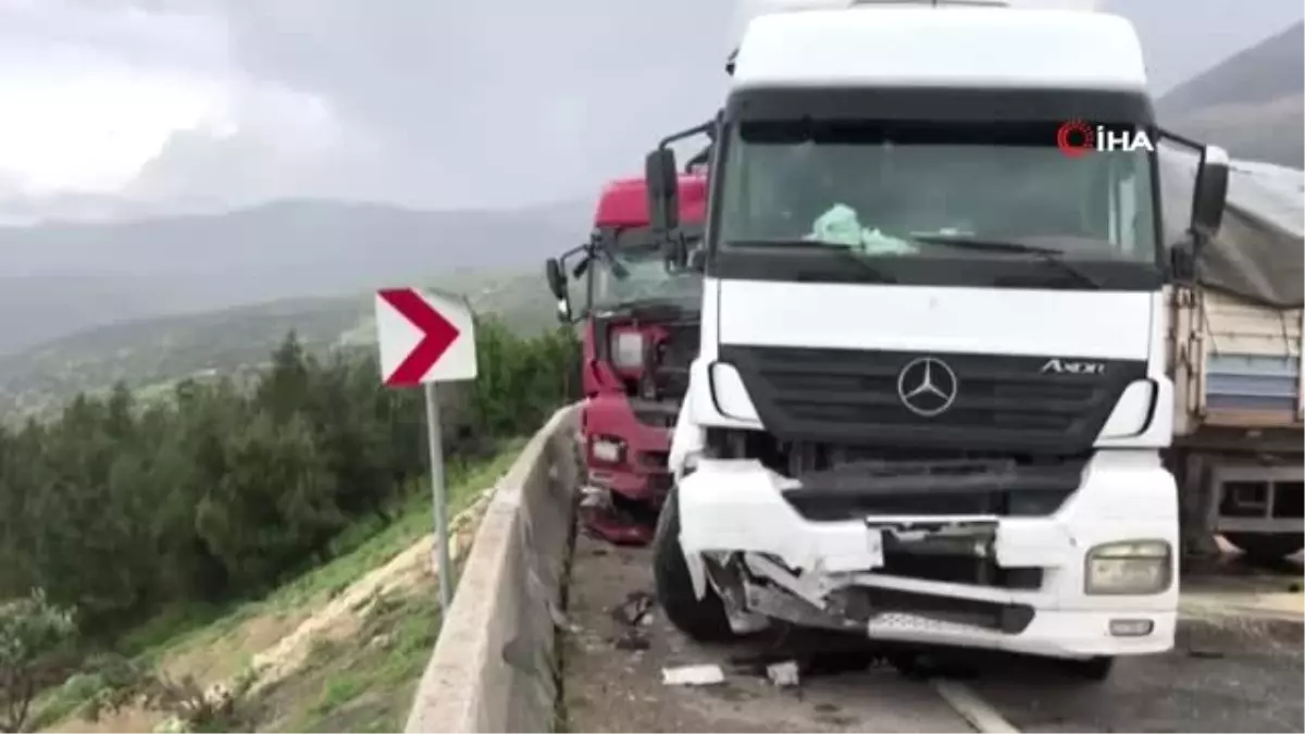 Hatay\'da İki Tır Kafa Kafaya Çarpıştı