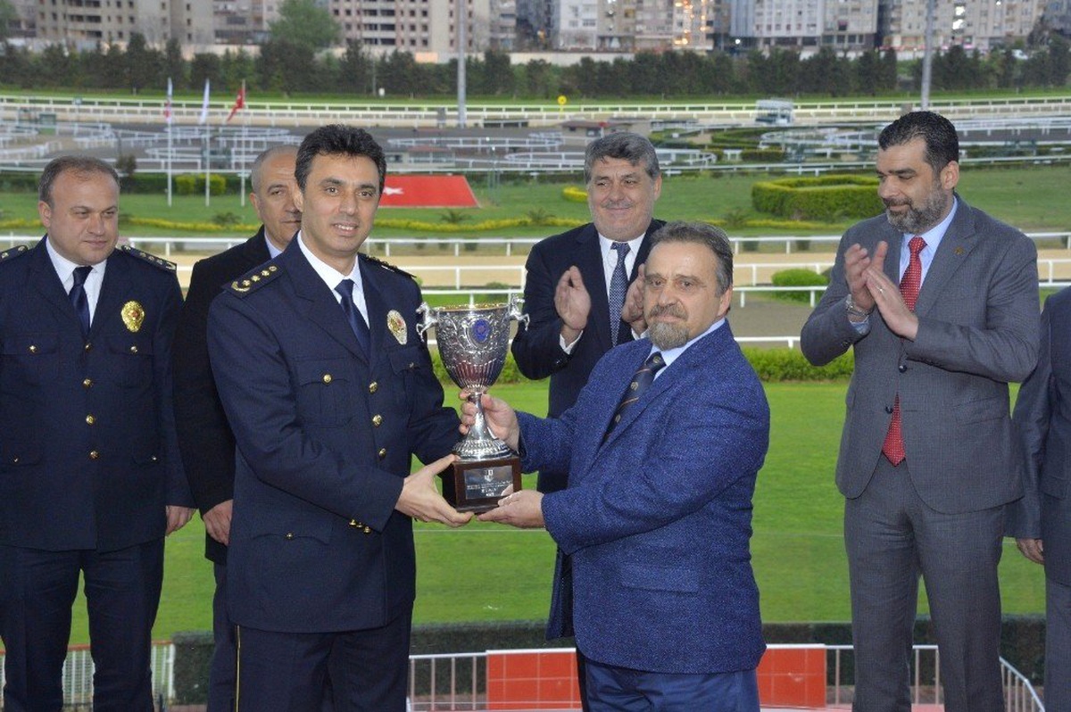 İstanbul Emniyet Müdürlüğü Koşusunu \'Kızıl Tüy\' İsimli 1 Numaralı At Kazandı
