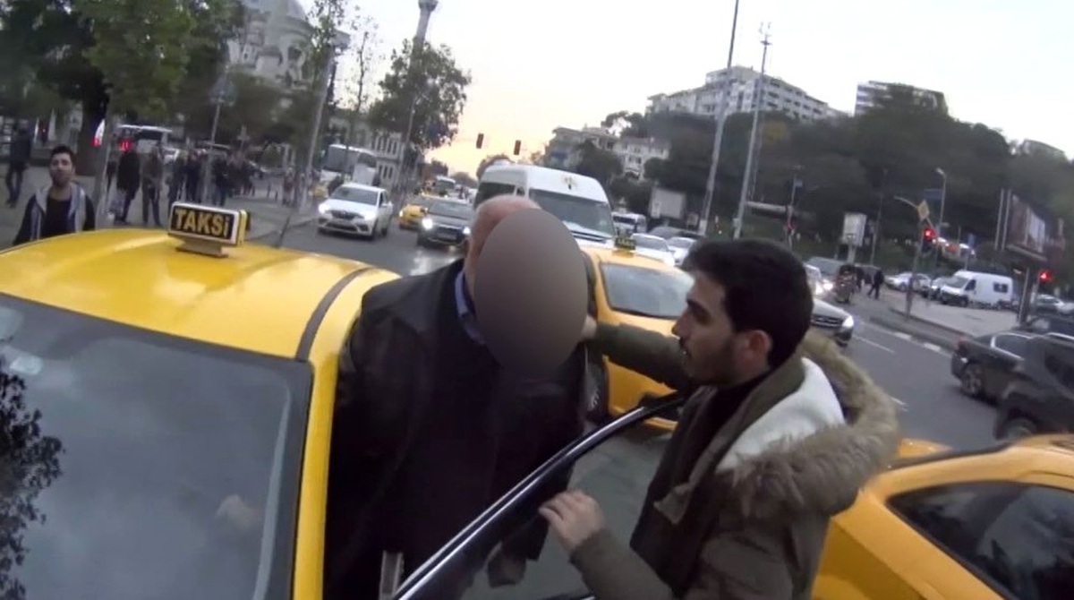 İstanbul\'un Göbeğinde Taksici ile Motosikletlinin Kavgası Kamerada