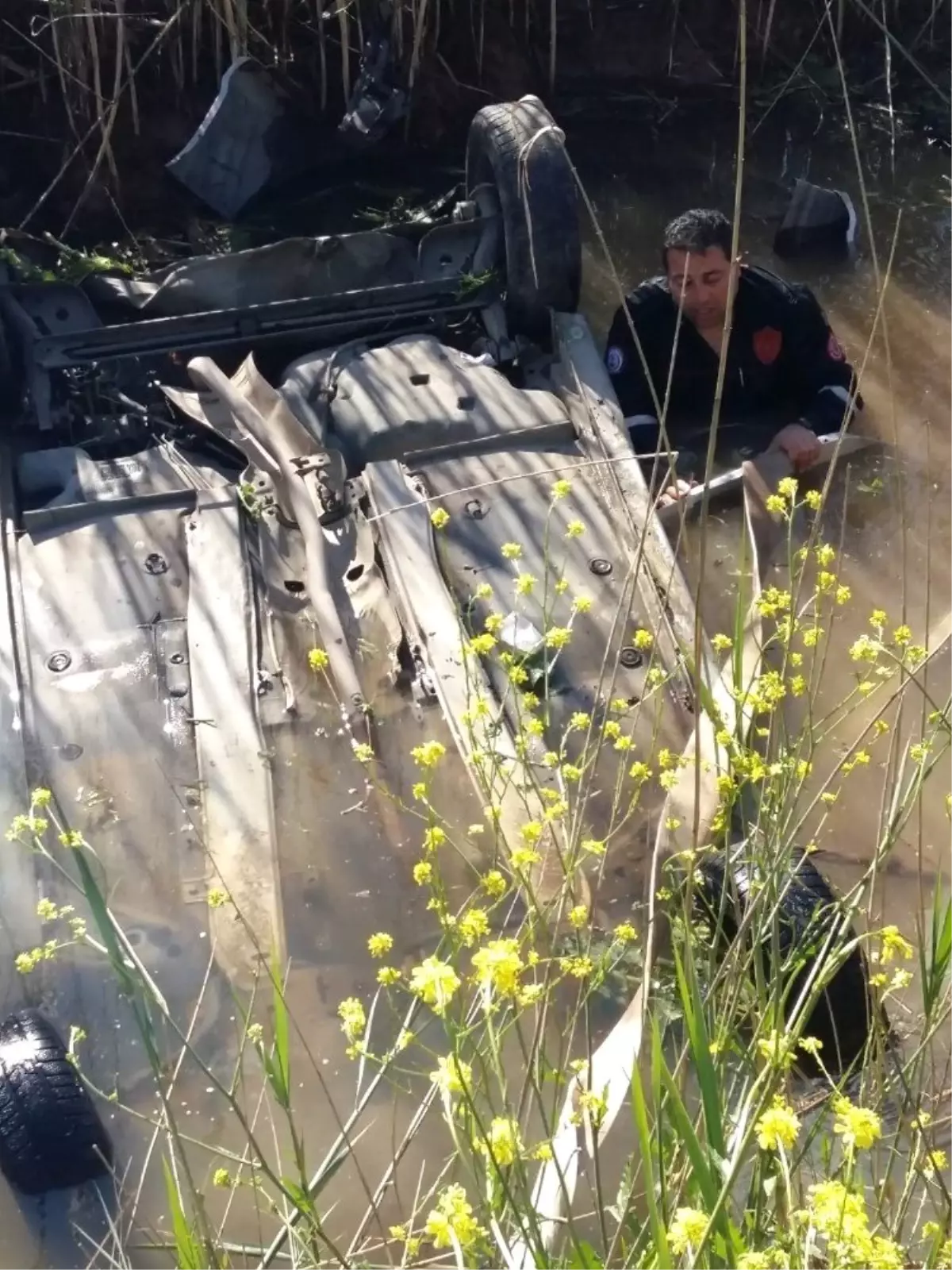 Kanala Düşen Otomobilin Sürücüsü Boğulmaktan Son Anda Kurtarıldı