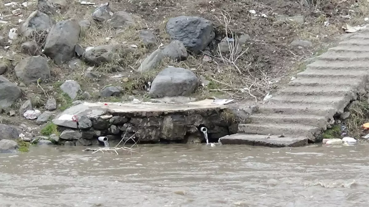 Karlar Eriyor, Kars Çayı Taşıyor