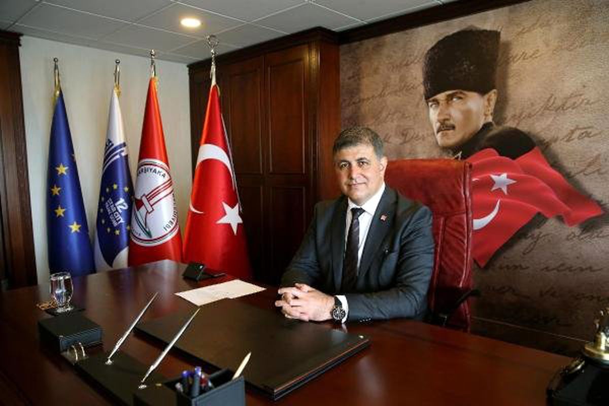 Karşıyaka\'da Doktor Belediye Başkanı Görevine Başladı