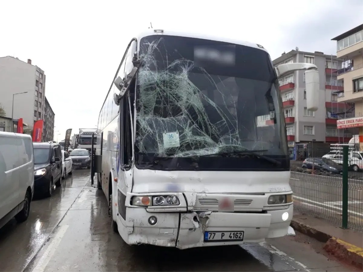 Kayganlaşan Yolda Otobüs Midibüse Çarpıştı: 3 Yaralı