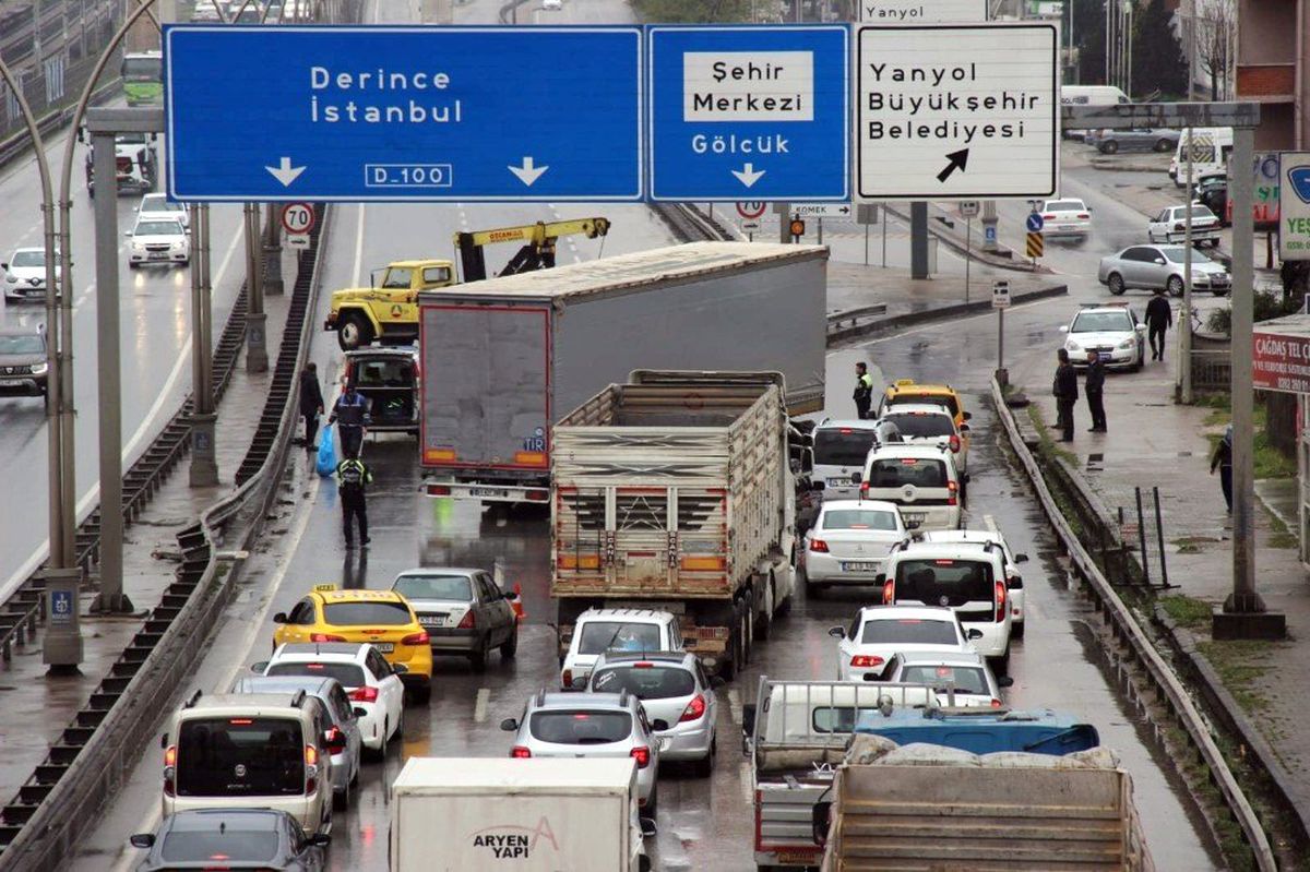 Kocaeli\'de Kaza Yapan Tır D-100\'de Trafiği Felç Etti