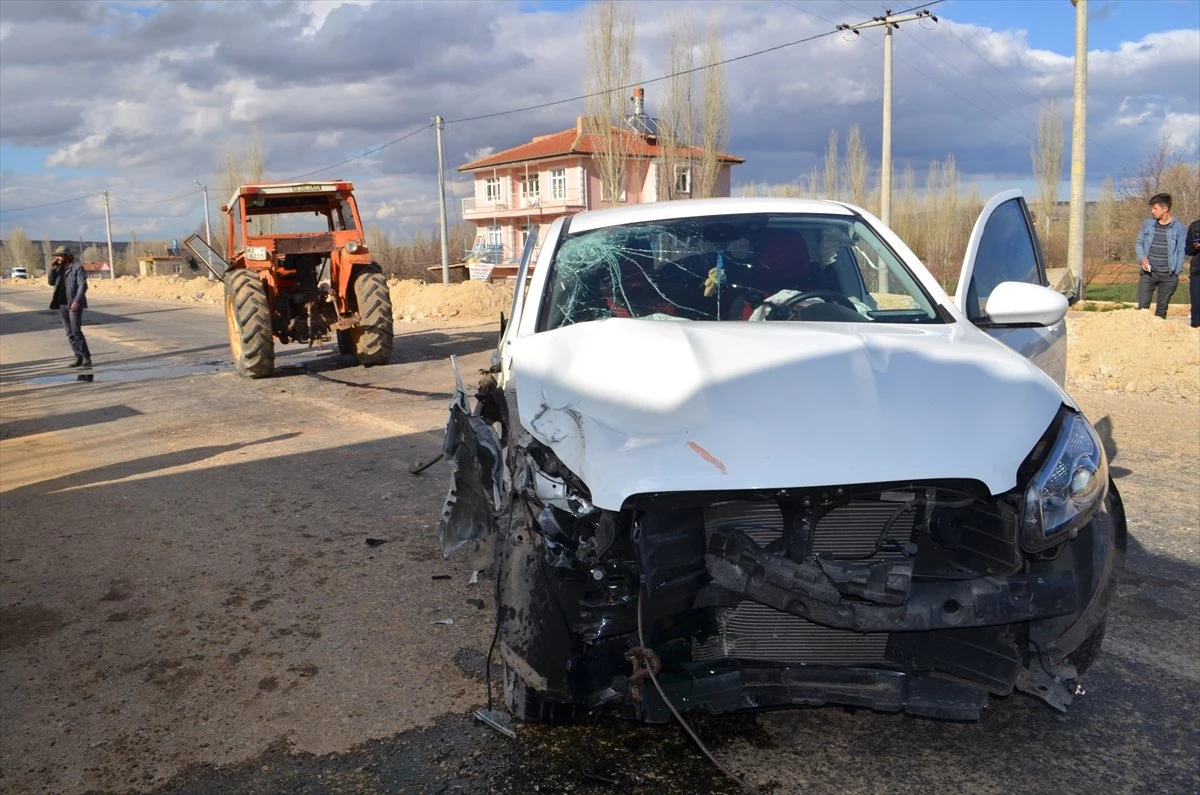 Konya\'da Traktör ile Hafif Ticari Araç Çarpıştı: 5 Yaralı