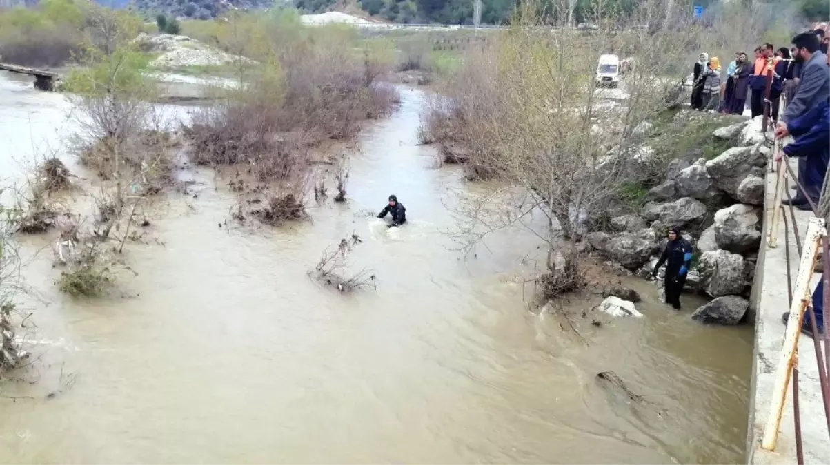 Köprüden Düşen Otomobil ve Sürücüsü Aranıyor