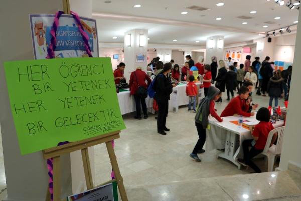 Köy Okullarında Bilimi Sevdirip, Öğrencilerle Projelerini Sergilediler