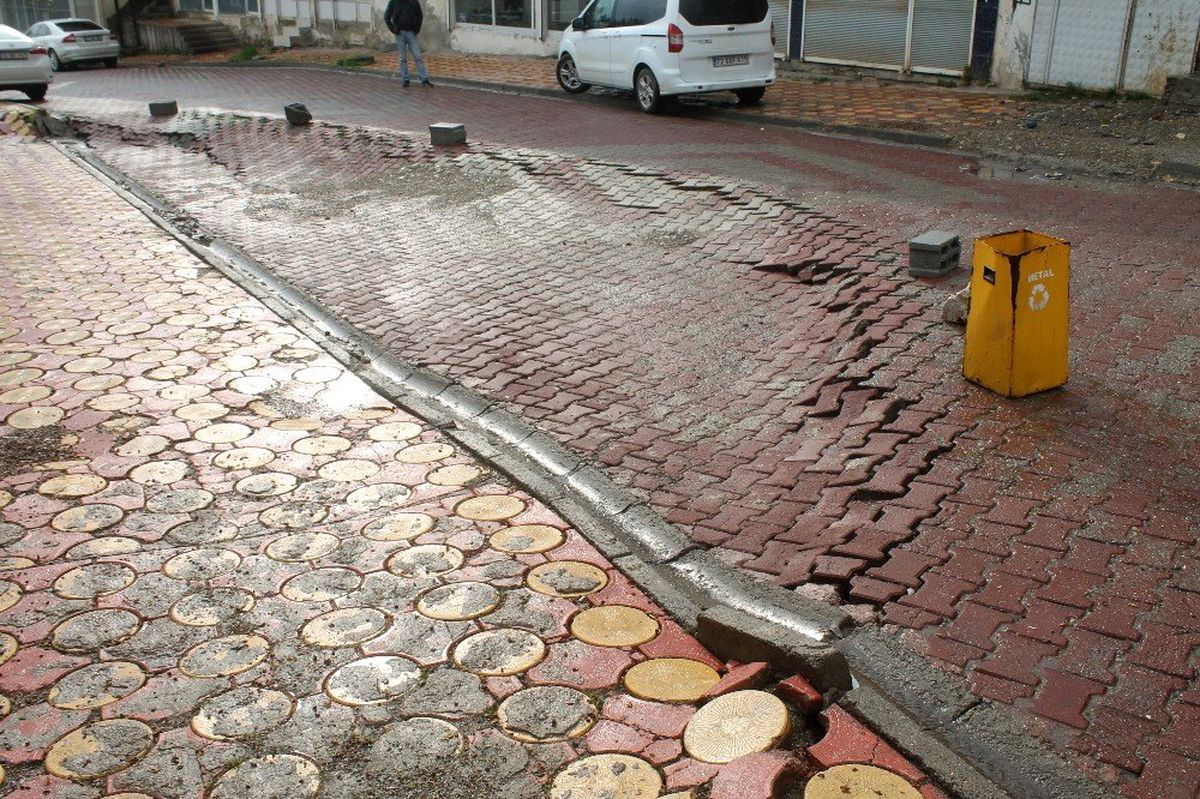 Kozluk\'ta Yoğun Yağış Nedeniyle Yol Çöktü