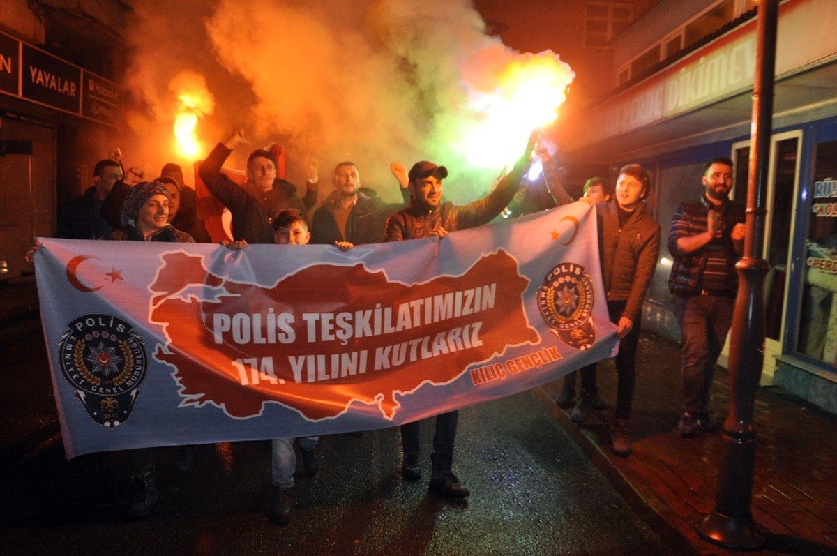Meşale ve Pastayla Karakola Giden Vatandaşlar Polislerin Gününü Kutladılar