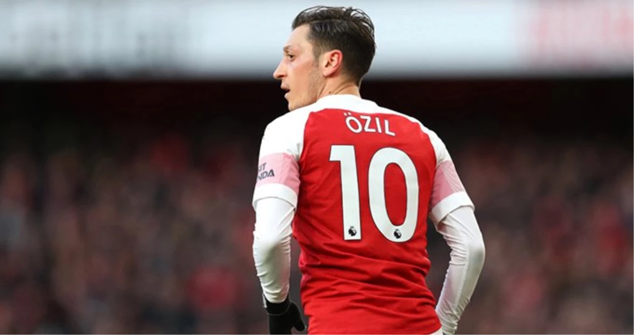 Mesut Özil, Napoli Maçı Öncesi Taktığı Ay-Yıldızlı Kolyeyle Dikkat Çekti