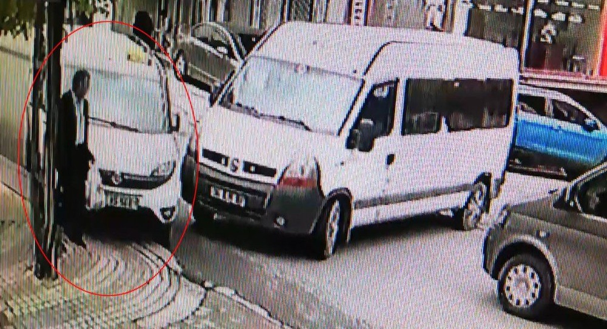 Minibüse Çarpmamak İçin Kaldırıma Çıktı, Yaşlı Adamı Elektrik Direğine Sıkıştırdı
