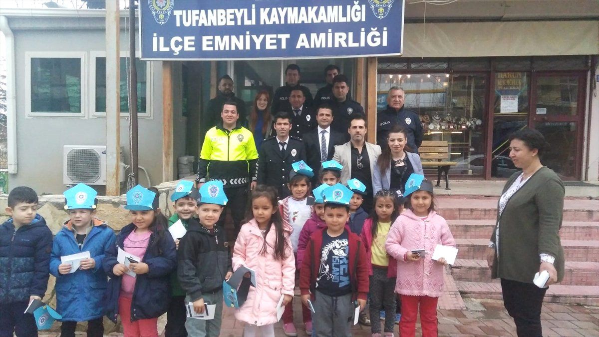 Miniklerden Polise Ziyaret