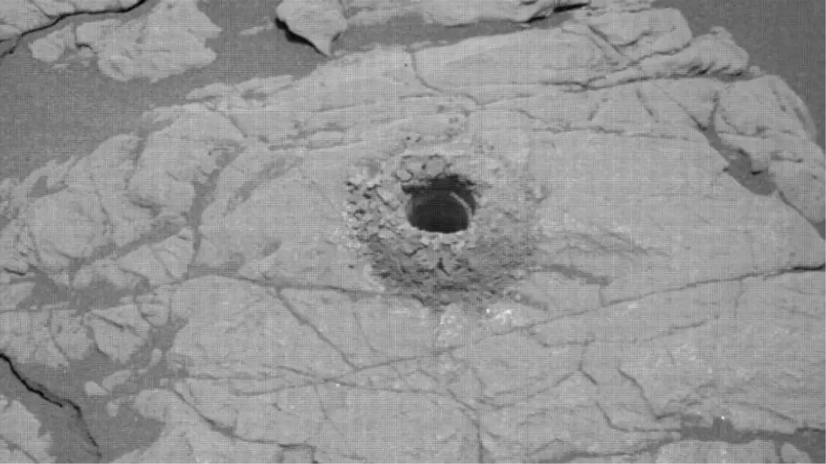 Nasa\'nın Curiosity Aracı, Mars\'ta Bir Delik Açtı