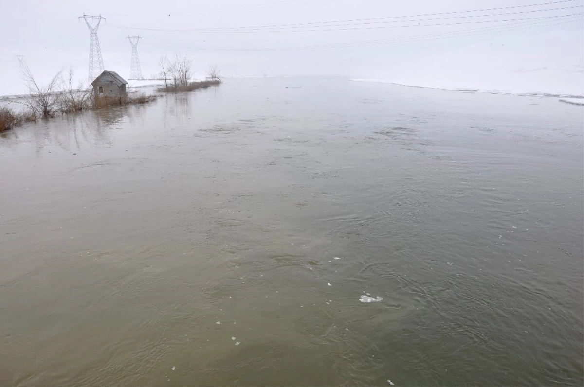 Nehil Çayı\'nda Su Seviyesinin Yükselmesi Köylüleri Korkutuyor