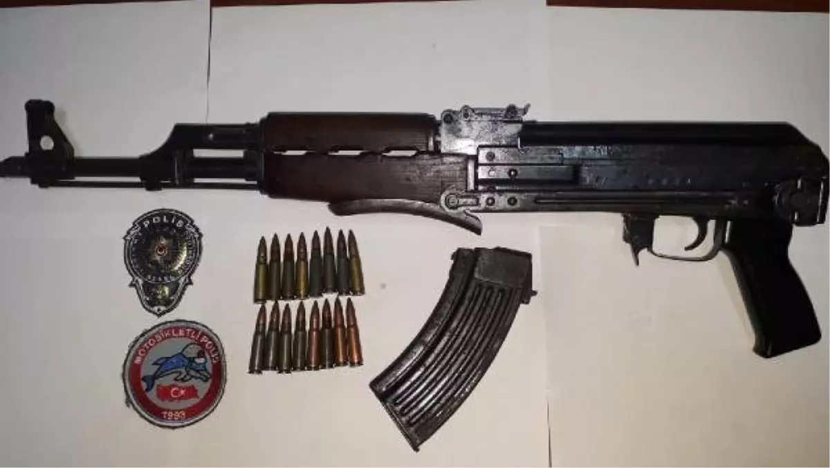 Otomobil Bagajında Kalaşnikof ve Tabancalar Ele Geçirildi