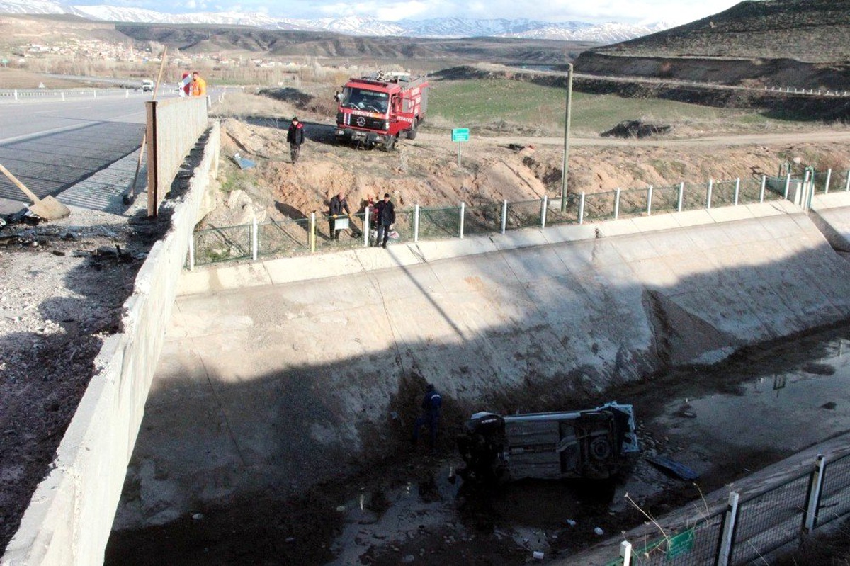 Otomobil Köprüden Uçtu: 2 Yaralı
