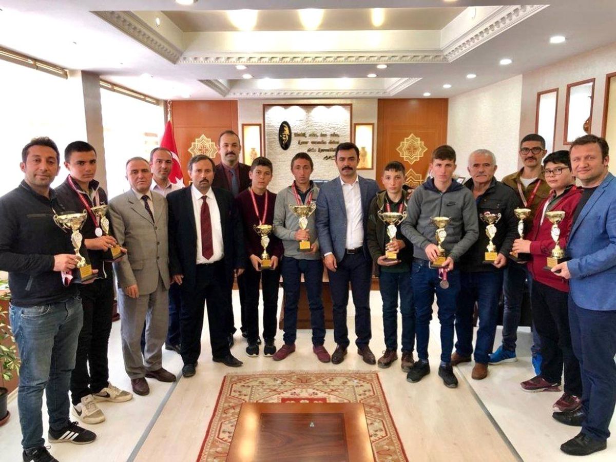 Sarıoğlan\'da Başarılı Olan Sporcu Öğrencilere Ödül Verildi