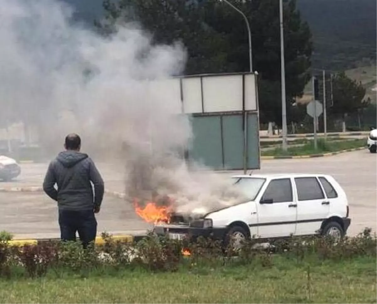 Seyir Halinde Alev Alan Otomobile Polisler Müdahale Etti