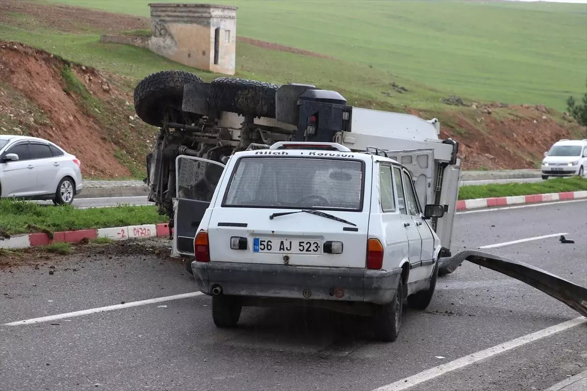 Siirt\'te Otomobille Zırhlı Polis Aracı Çarpıştı: 4 Yaralı