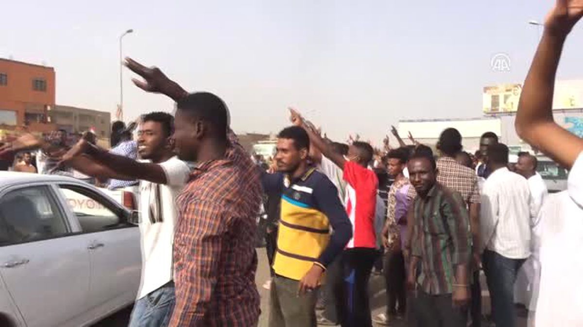 Sudan\'da Askeri Hareketlilik - Halk Sokaklarda