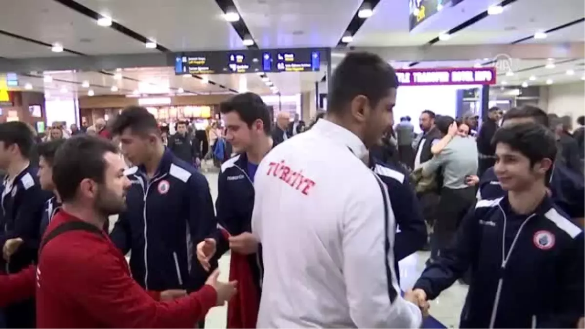 Takım Halinde Avrupa İkincisi Olan Serbest Güreş Milli Takımı Yurda Döndü