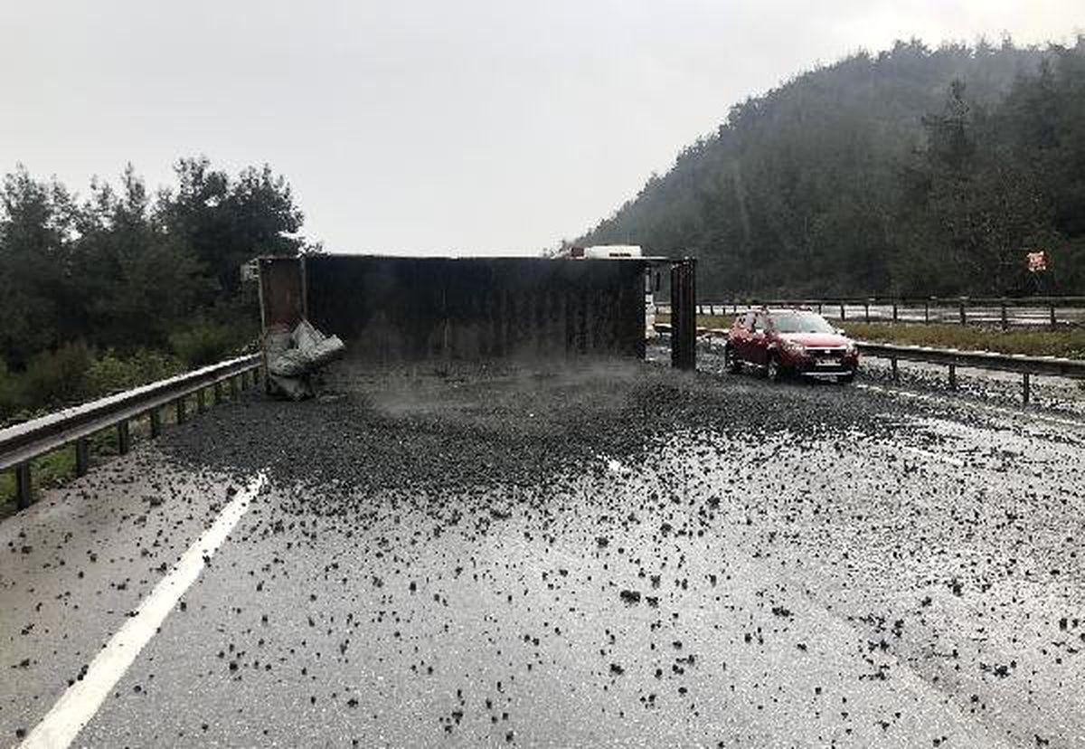 Tır Devrildi, Bursa-İstanbul Yolu 2 Saat Trafiğe Kapandı