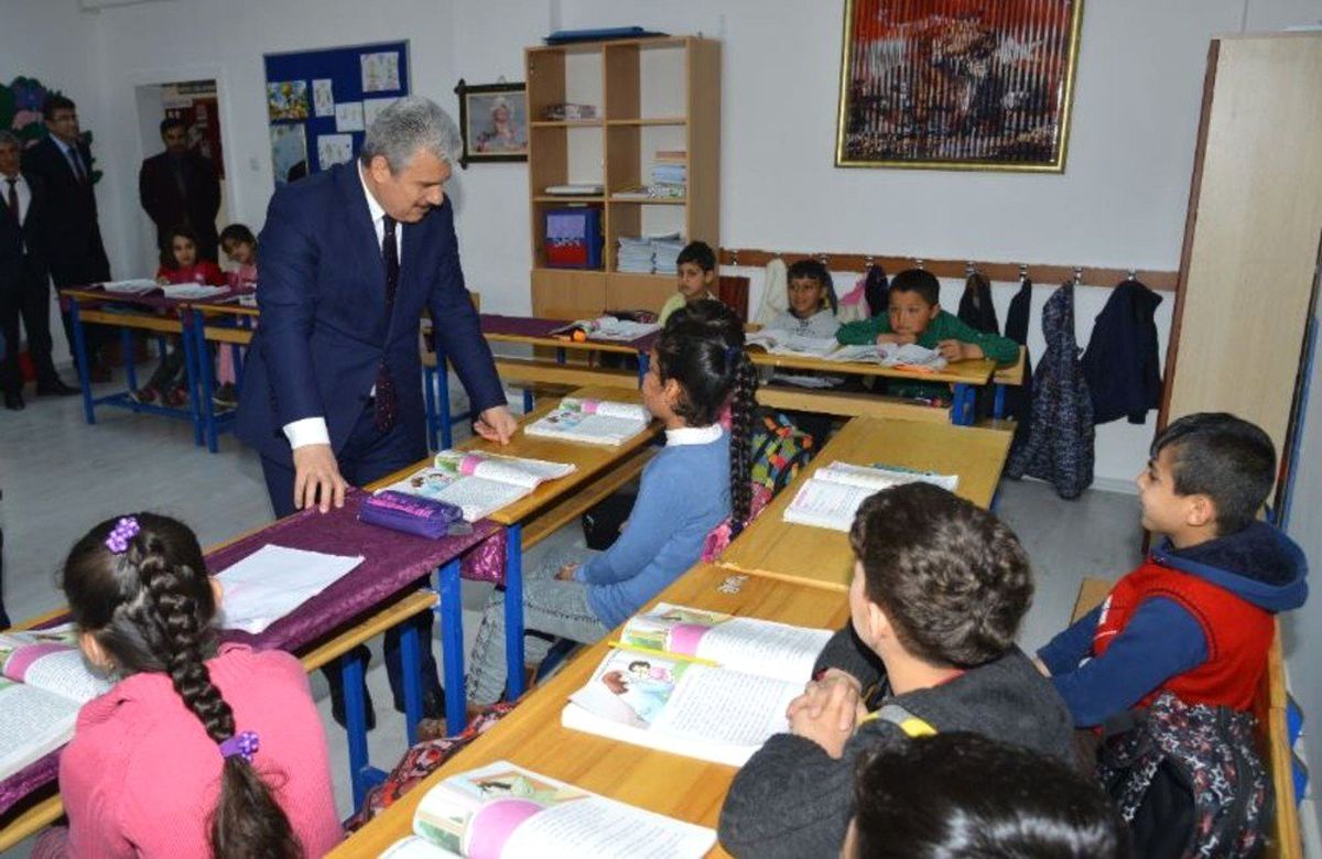 Vali Akın, Öğrencilerle Deneyimlerini Paylaşıyor