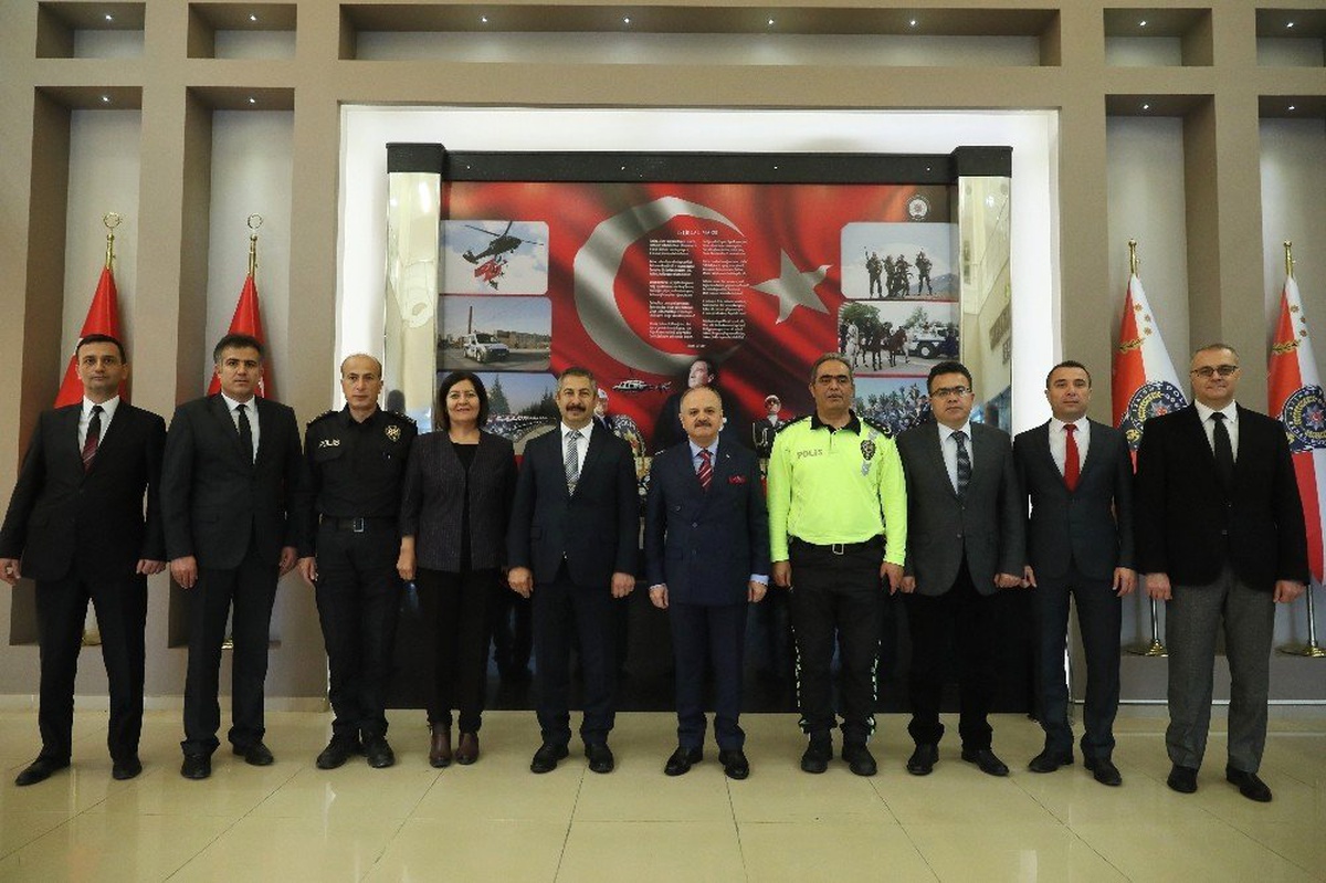 Vali Çakacak, İl Emniyet Müdürlüğü ve Eskişehir Polis Meslek Eğitim Merkezi\'ni Ziyaret Etti