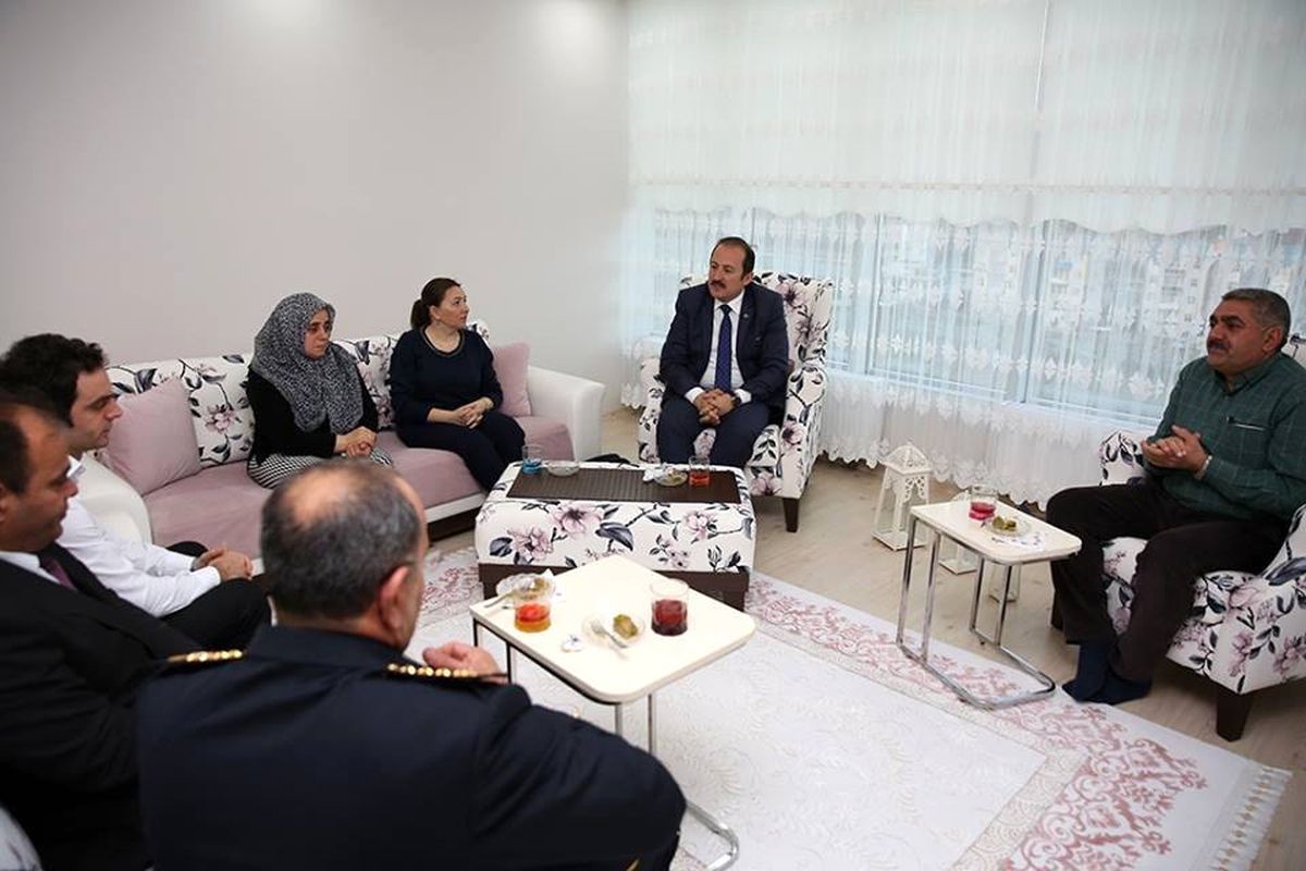 Vali Pehlivan, Şehit Polis Hamit Şahin\'in Ailesini Ziyaret Etti