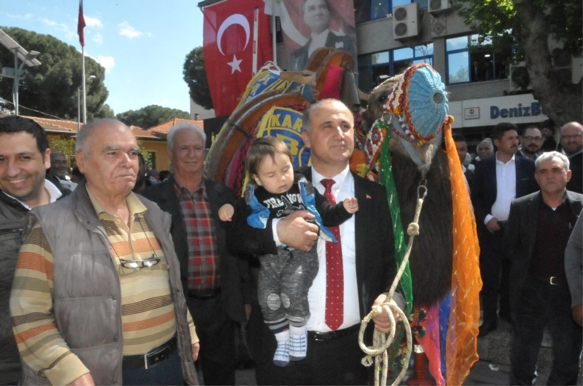 Yeni Seçilen Başkan, Belediye\'deki Makamına Devesi ile Geldi