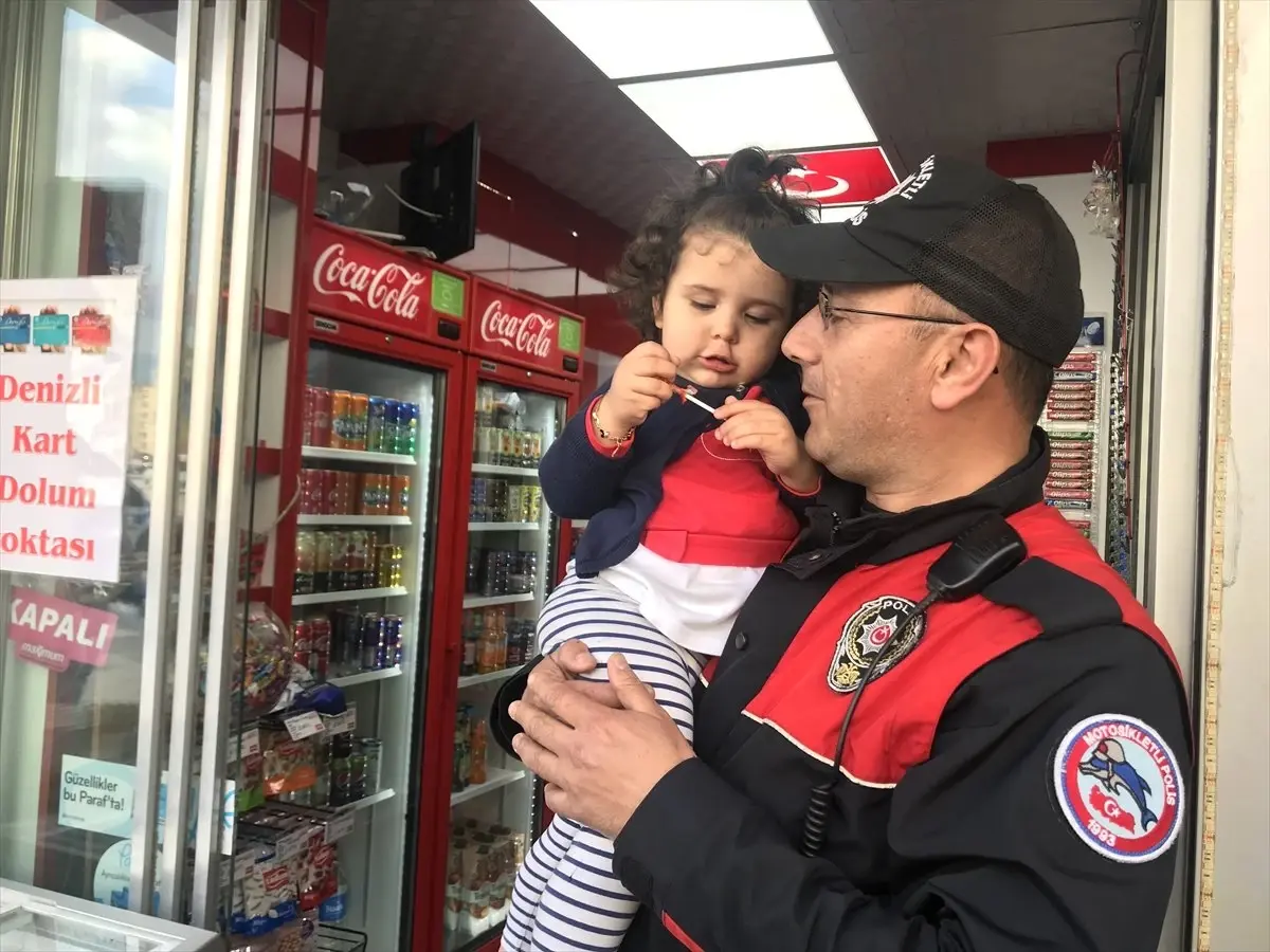 Yunus Polisi Ağlayan Çocuğu Şekerle Sevindirdi