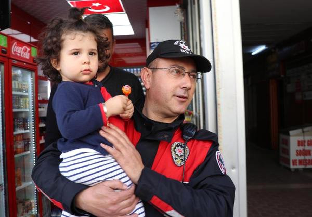 Yunus Polisi, Ağlayan Küçük Kızı Sevindirdi