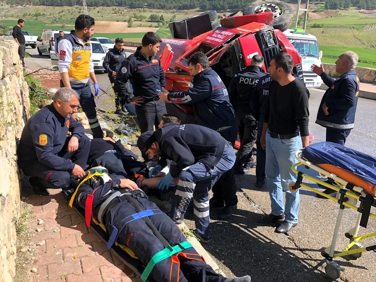 Adıyaman\'da İtfaiye Arazözü Devrildi: 2 Yaralı