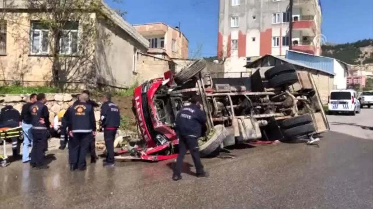 Adıyaman\'da İtfaiye Arazözü Devrildi: 2 Yaralı