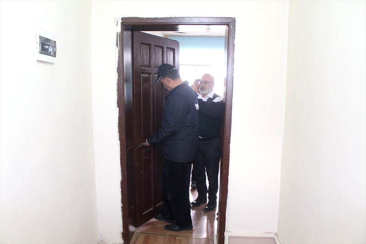 Ağrı Belediyesi İtfaiye Müdürü Karaman Makam Odasının Kapısını Söktü