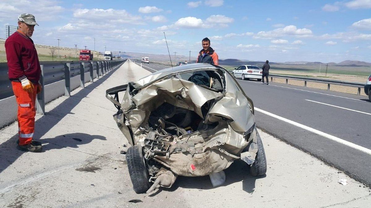Aksaray\'da İki Otomobil Çarpıştı: 5 Yaralı