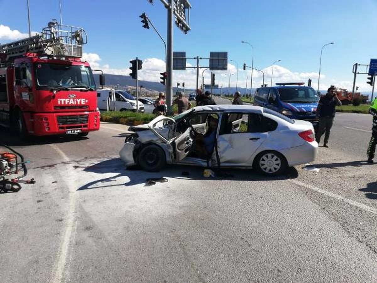 Ambulansla Otomobil Çarpıştı: 1\'i Bebek 9 Yaralı