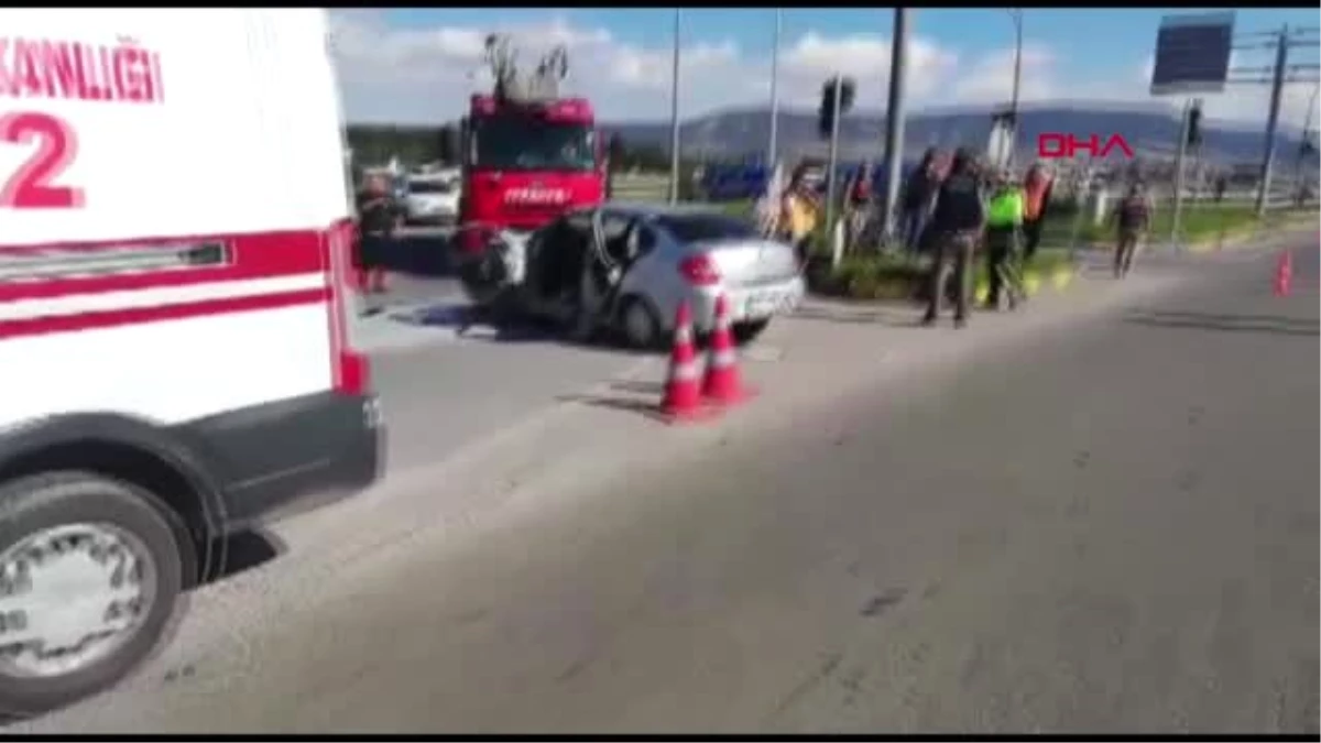 Ambulansla Otomobil Çarpıştı: 1\'i Bebek 9 Yaralı