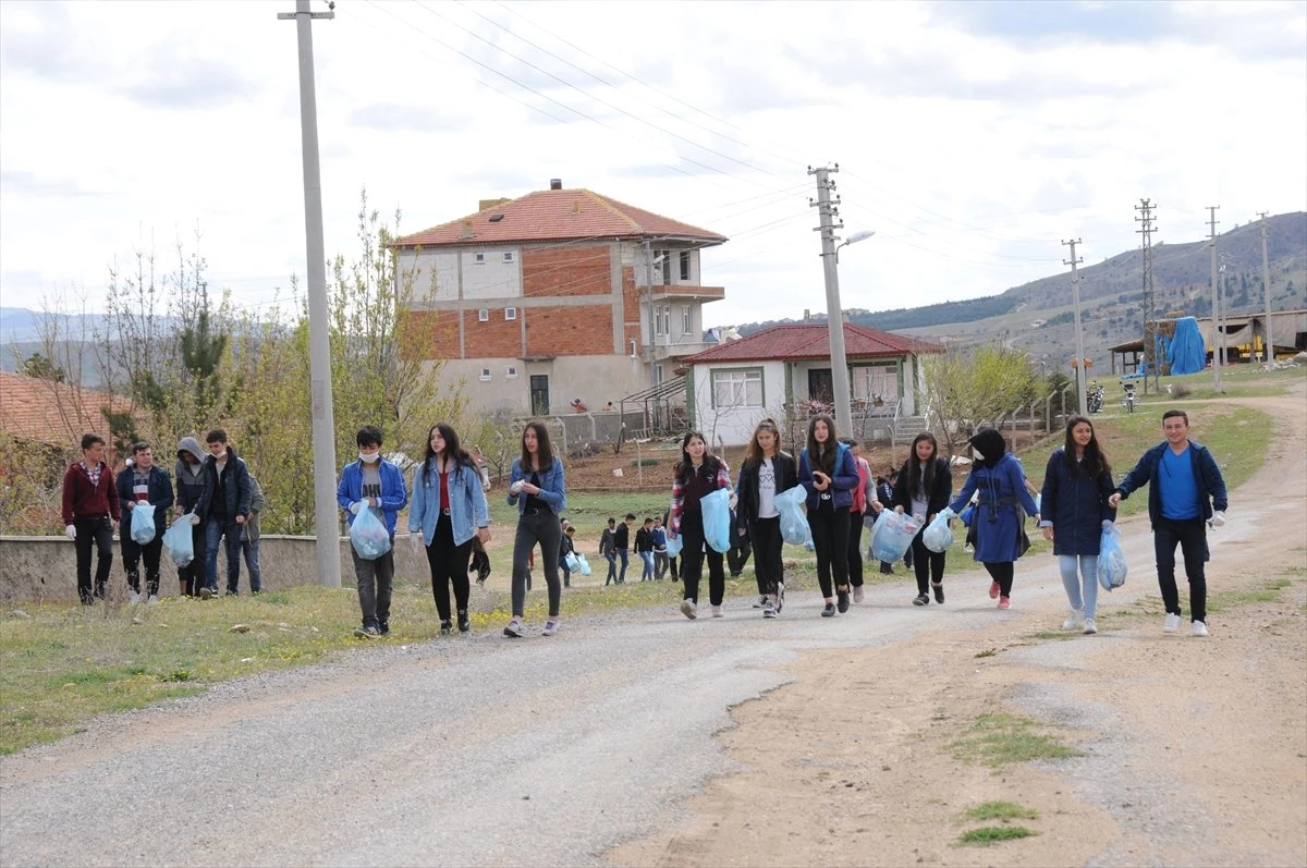 Bahşili\'de Lise Öğrencileri Çevre Temizliği Yaptı