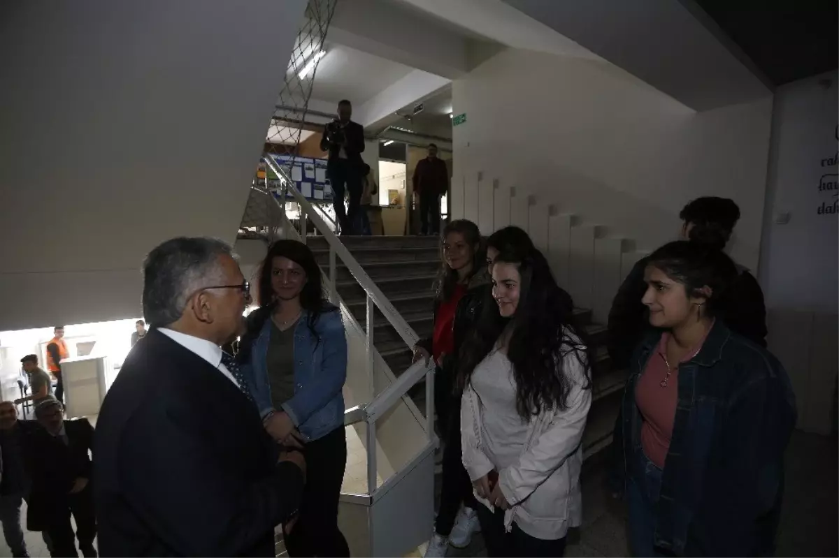 Başkan Büyükkılıç Öğrencilerle Bir Araya Geldi