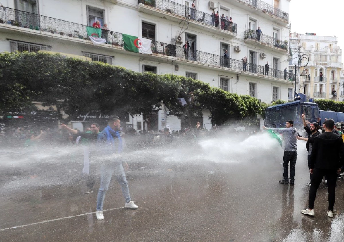 Cezayir\'de Protestolar Sürüyor