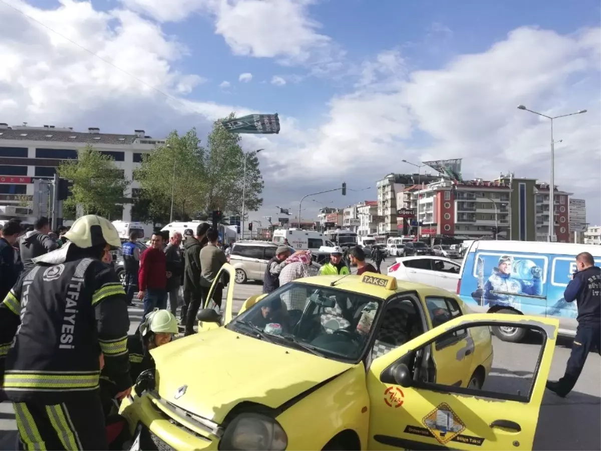 Denizli\'de Trafik Kazası: 4 Yaralı