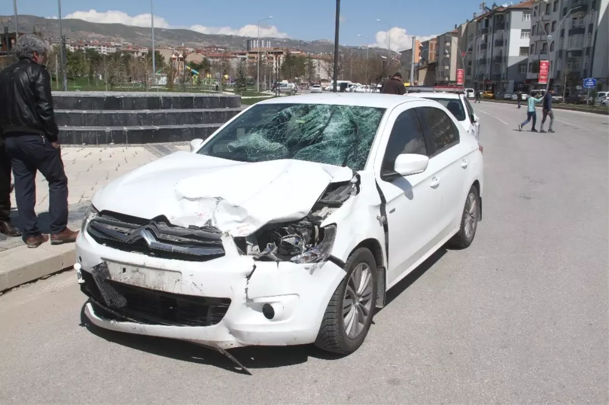 Elazığ\'da Otomobil ile Motosiklet Çarpıştı: 1 Ağır Yaralı