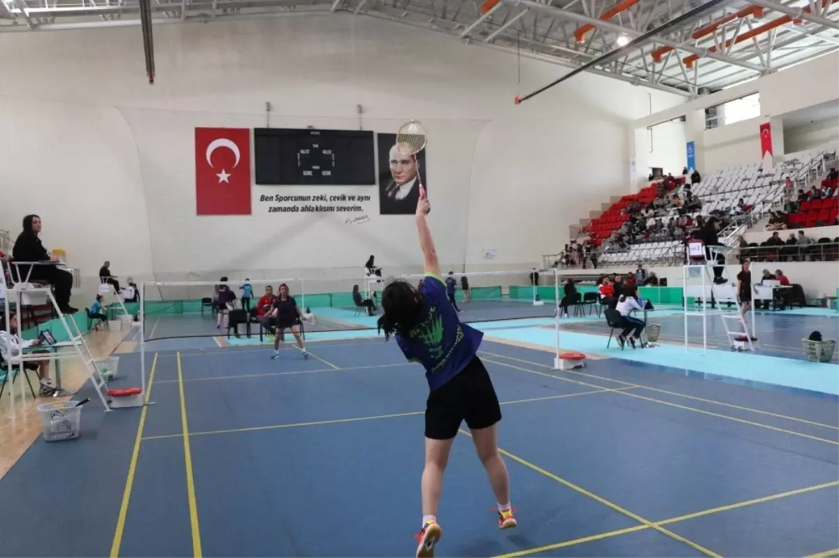 Erzincan\'da Gençler Badminton Türkiye Şampiyonası Başladı