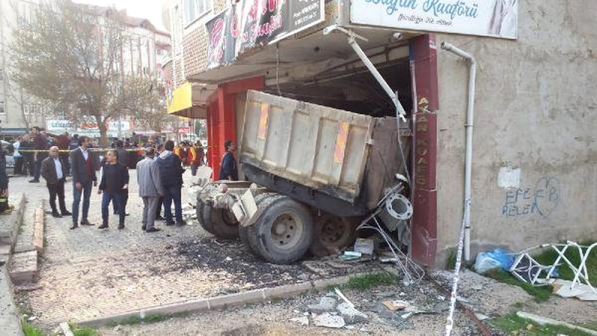 Freni Boşalan Kamyon Kuaföre Daldı, Yaralılar Var